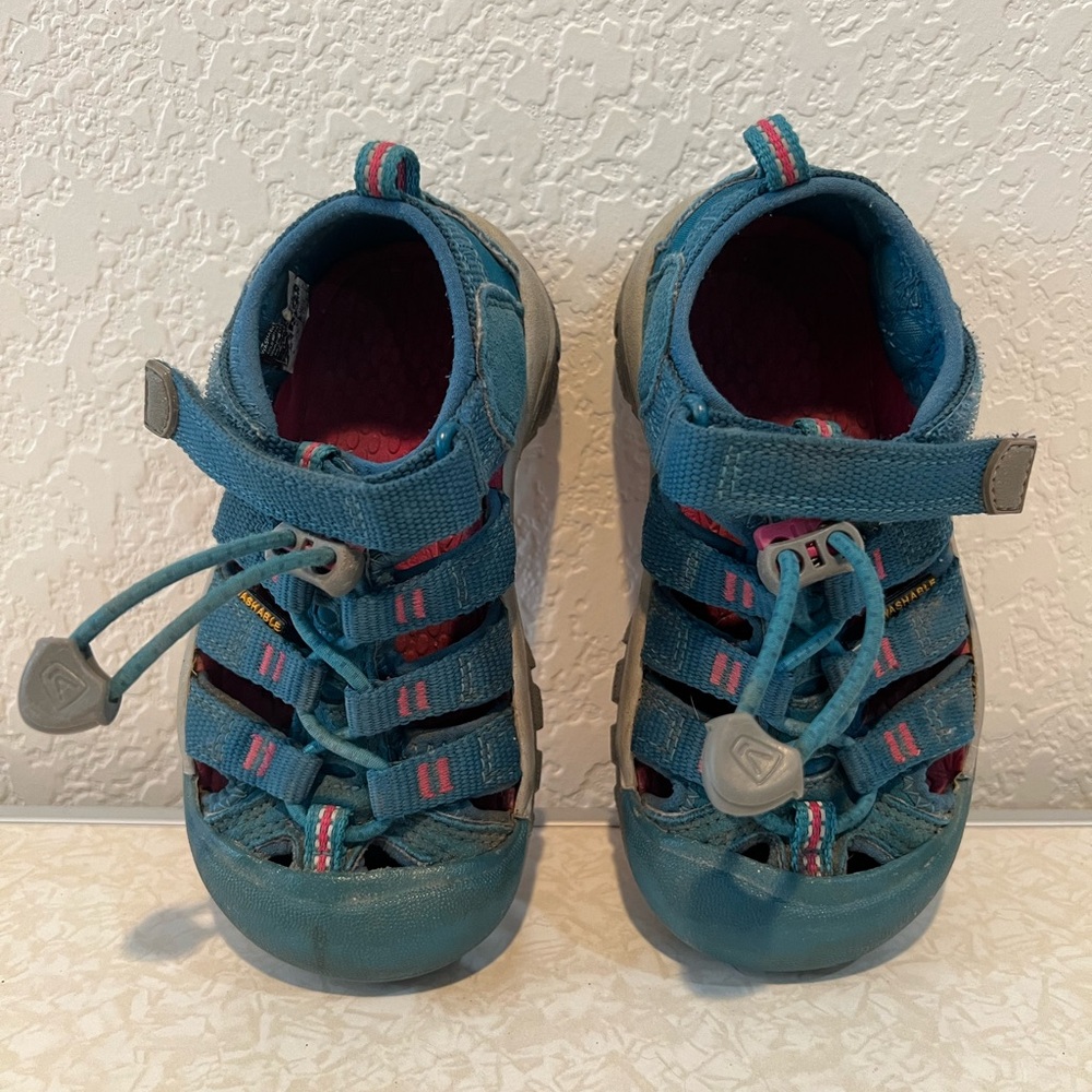 Pretty Turquoise Keen Sandals size 9